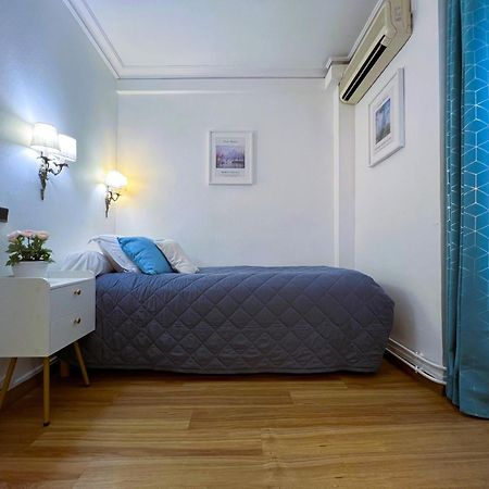 Hôtel La Sanguine Parigi Esterno foto